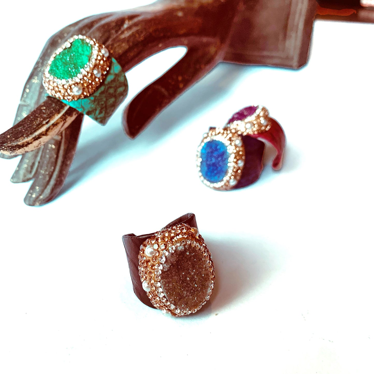 ISANA DRUSA Cabochon ~ ANELLO IN PIETRA DURA NATURALE a fascia ricoperta di ecopelle stampa snake