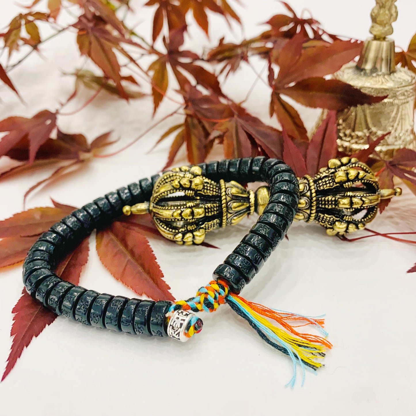 SUTRA ~ Bracciale Tibetano in legno di cocco con mantra incisi e cordino tibetano
