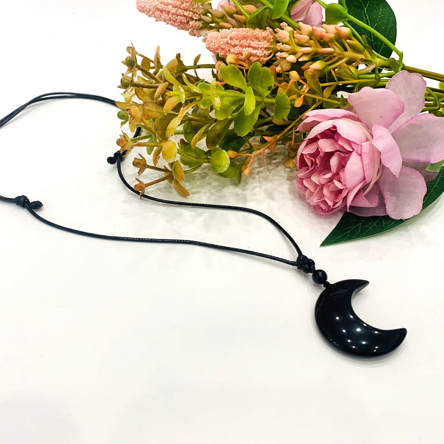 MOON ~ Collana lunetta in pietra naturale con cuoietto