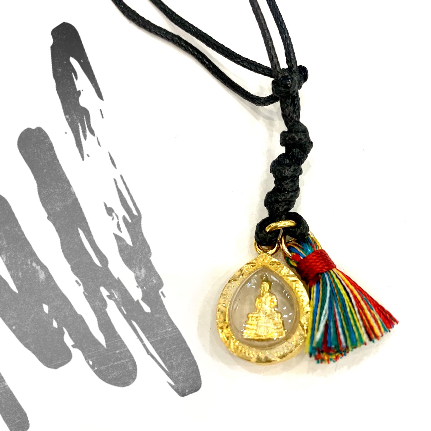DORJE~ Collana in cuoietto nero
con ciondolo vintage~ miniature pezzo unico ( una diversa dall'altra~statua miniaturizzata del Buddha.
Finiture in acciaio inossidabile ~