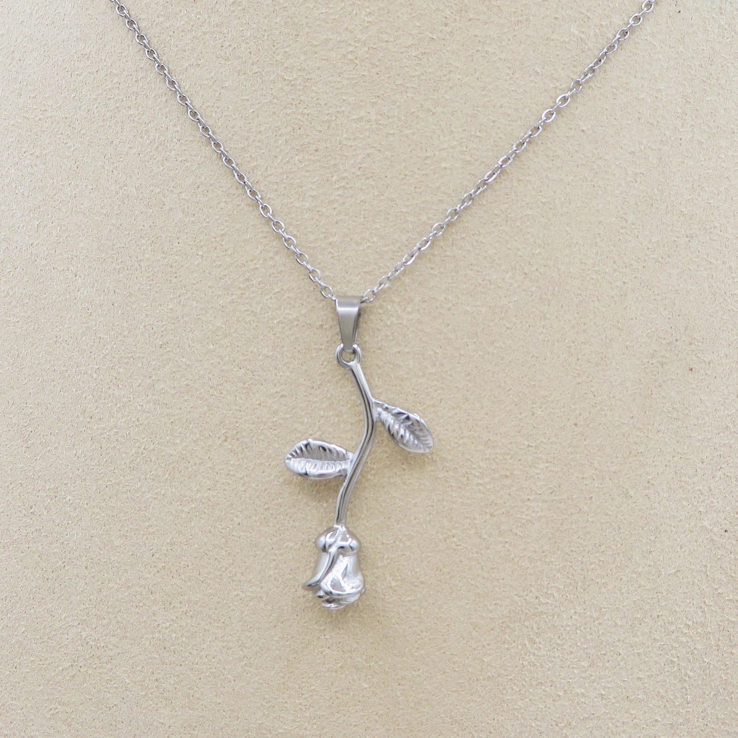 NEW LIFE ROSE ~ Collana in acciaio 316L e ciondolo in ottone placcato oro, argento o oro rosa.