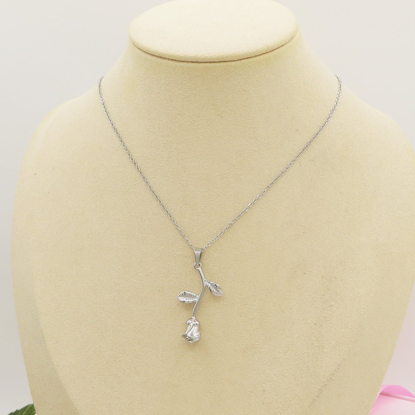 NEW LIFE ROSE ~ Collana in acciaio 316L e ciondolo in ottone placcato oro, argento o oro rosa.