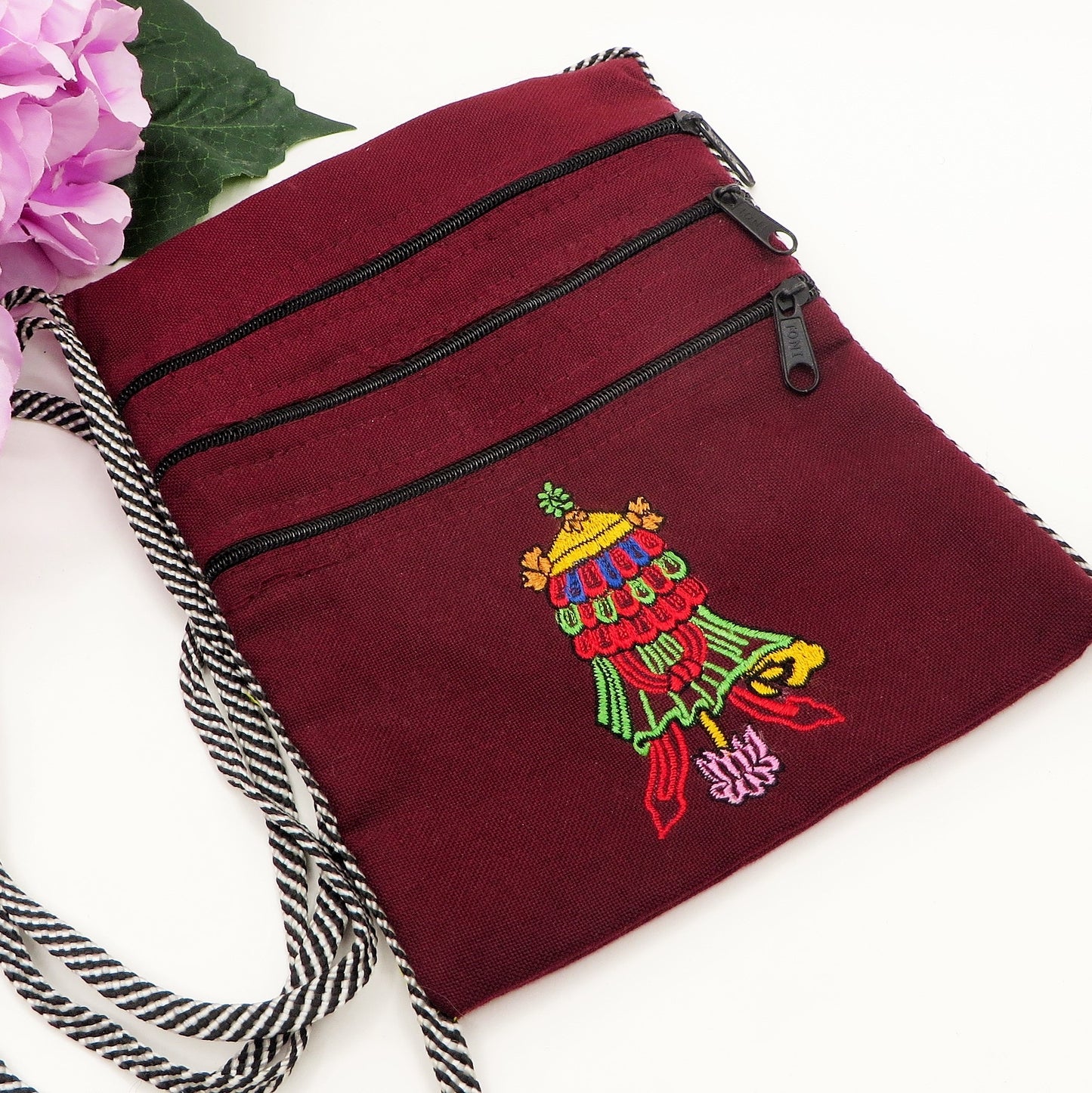 SONAM ~ Tracollina con simboli di buon auspicio in tessuto Tibetano~