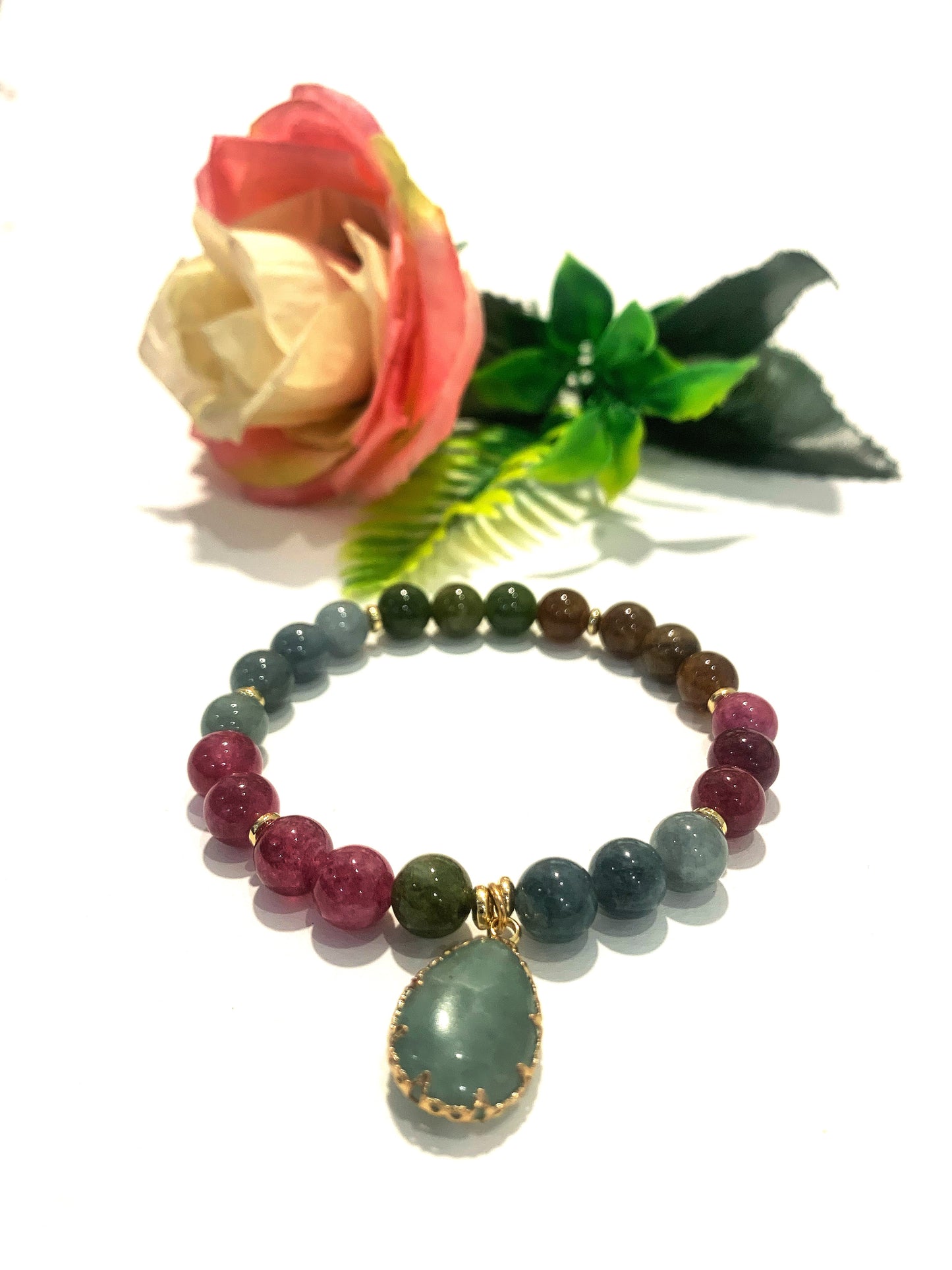 DOLMA Pendent ~ Bracciale elasticizzato in pietra naturale con ciondolo a goccia