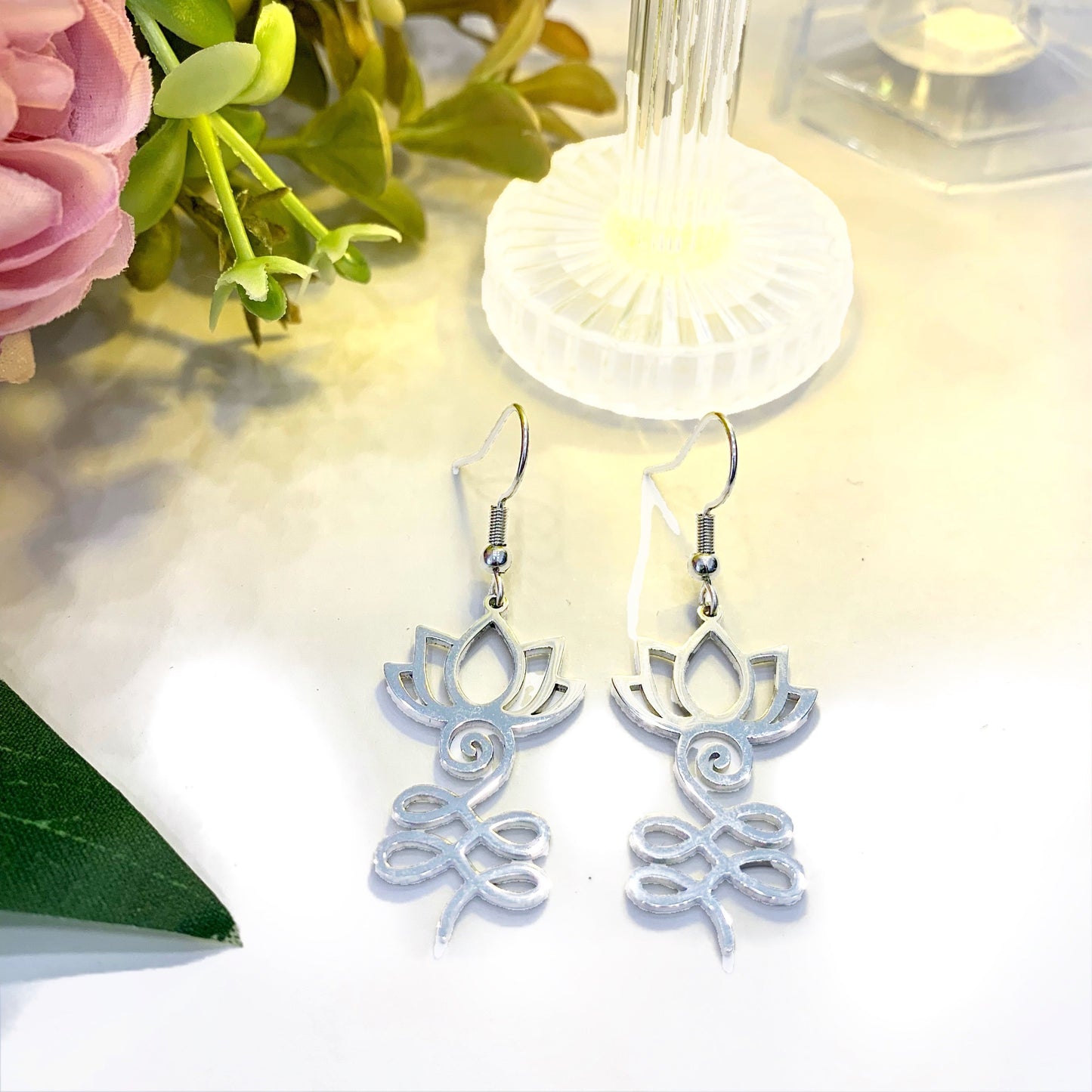 PRANAYAMA ORECCHINI ~in acciaio inossidabile con ciondolo Unaalome e Loto