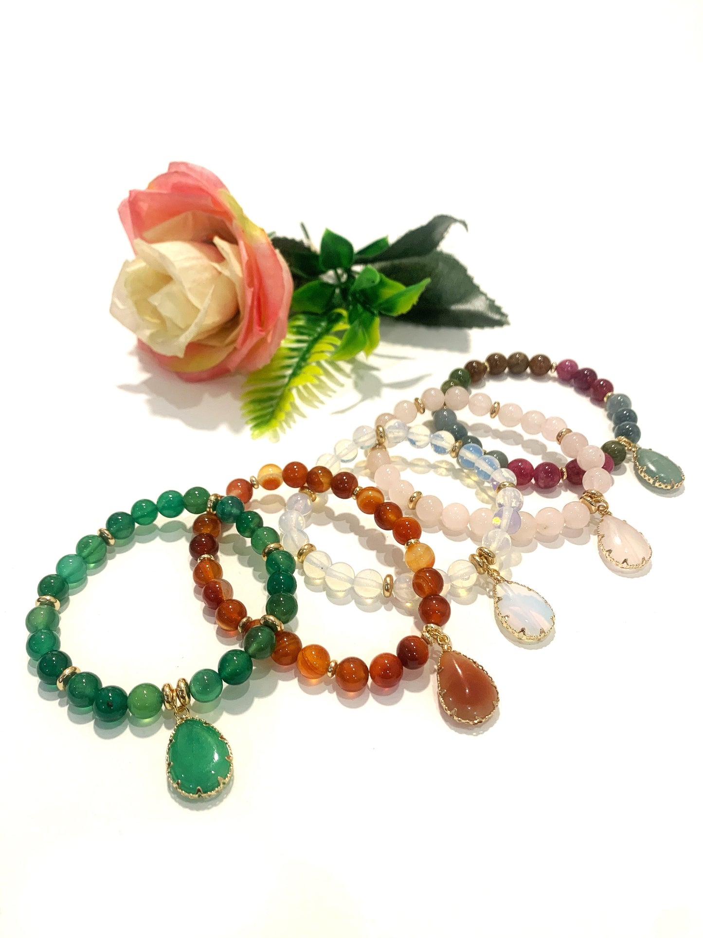DOLMA Pendent ~ Bracciale elasticizzato in pietra naturale con ciondolo a goccia