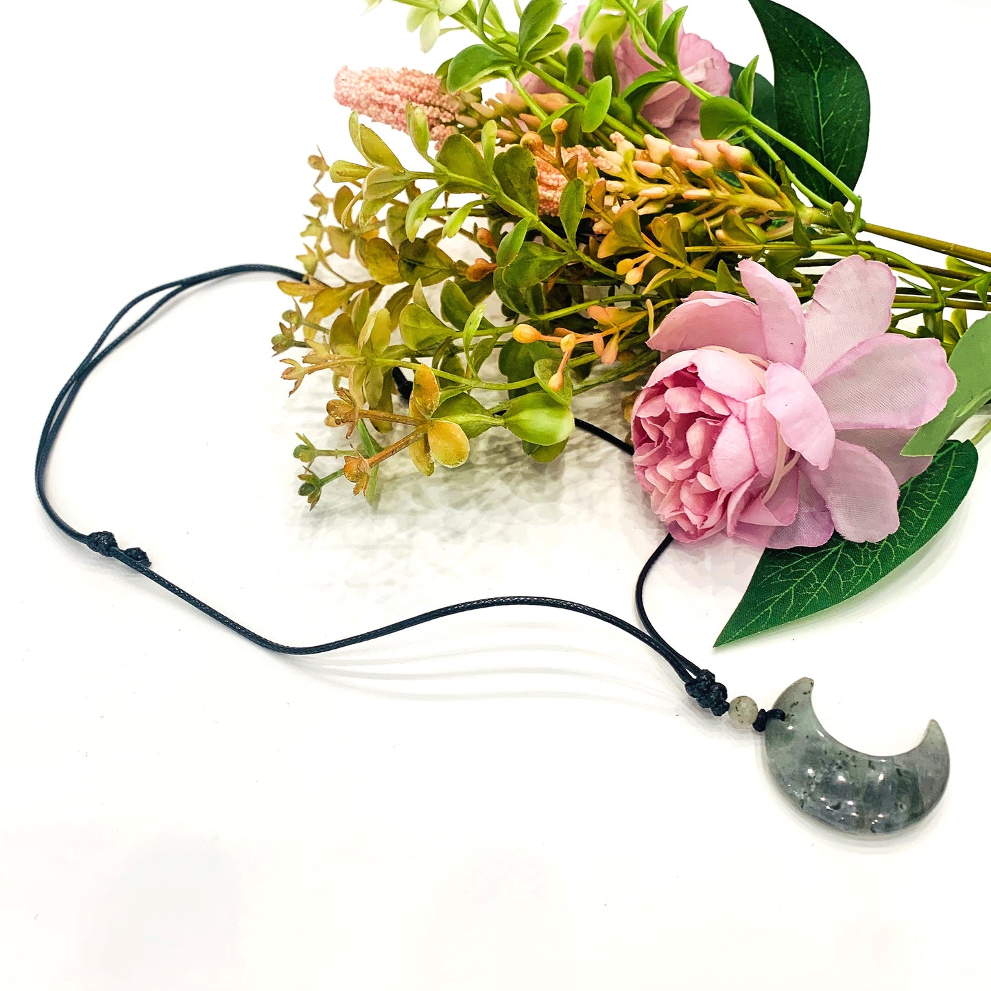 MOON ~ Collana lunetta in pietra naturale con cuoietto