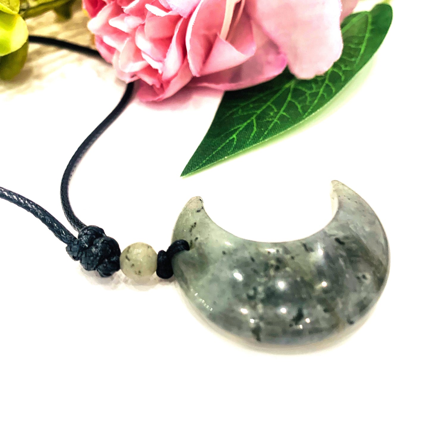 MOON ~ Collana lunetta in pietra naturale con cuoietto