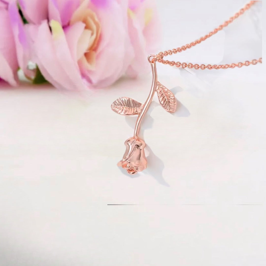 NEW LIFE ROSE ~ Collana in acciaio 316L e ciondolo in ottone placcato oro, argento o oro rosa.