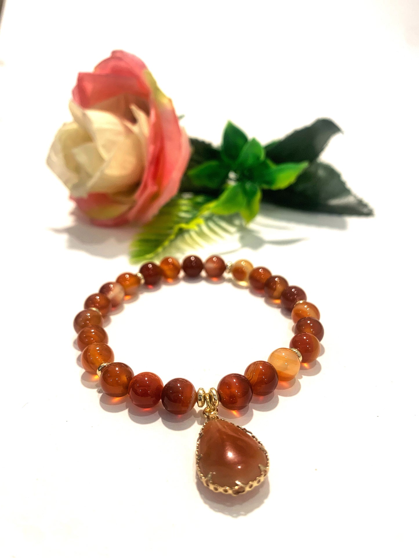 DOLMA Pendent ~ Bracciale elasticizzato in pietra naturale con ciondolo a goccia