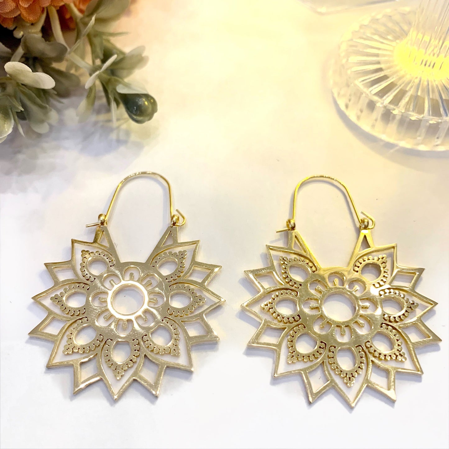 OM SHAKTI ORECCHINI ~ Anelle stilizzate in acciaio inossidabile con simbolo Unaalome e Loto