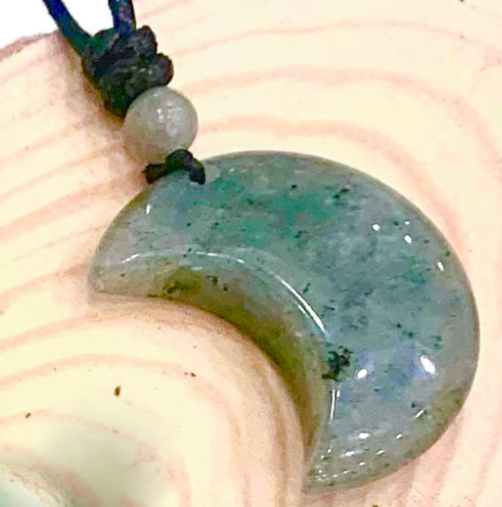 MOON ~ Collana lunetta in pietra naturale con cuoietto