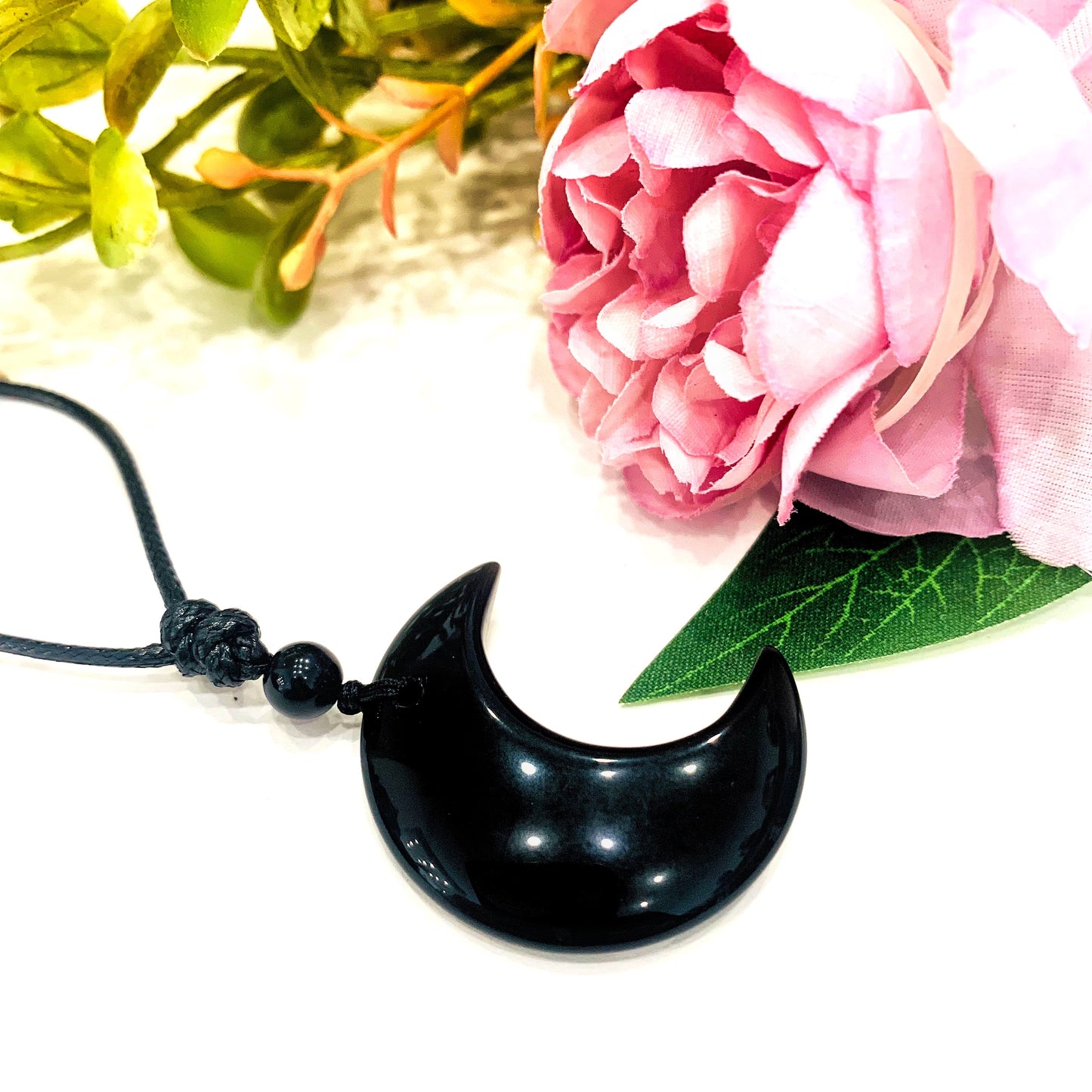 MOON ~ Collana lunetta in pietra naturale con cuoietto