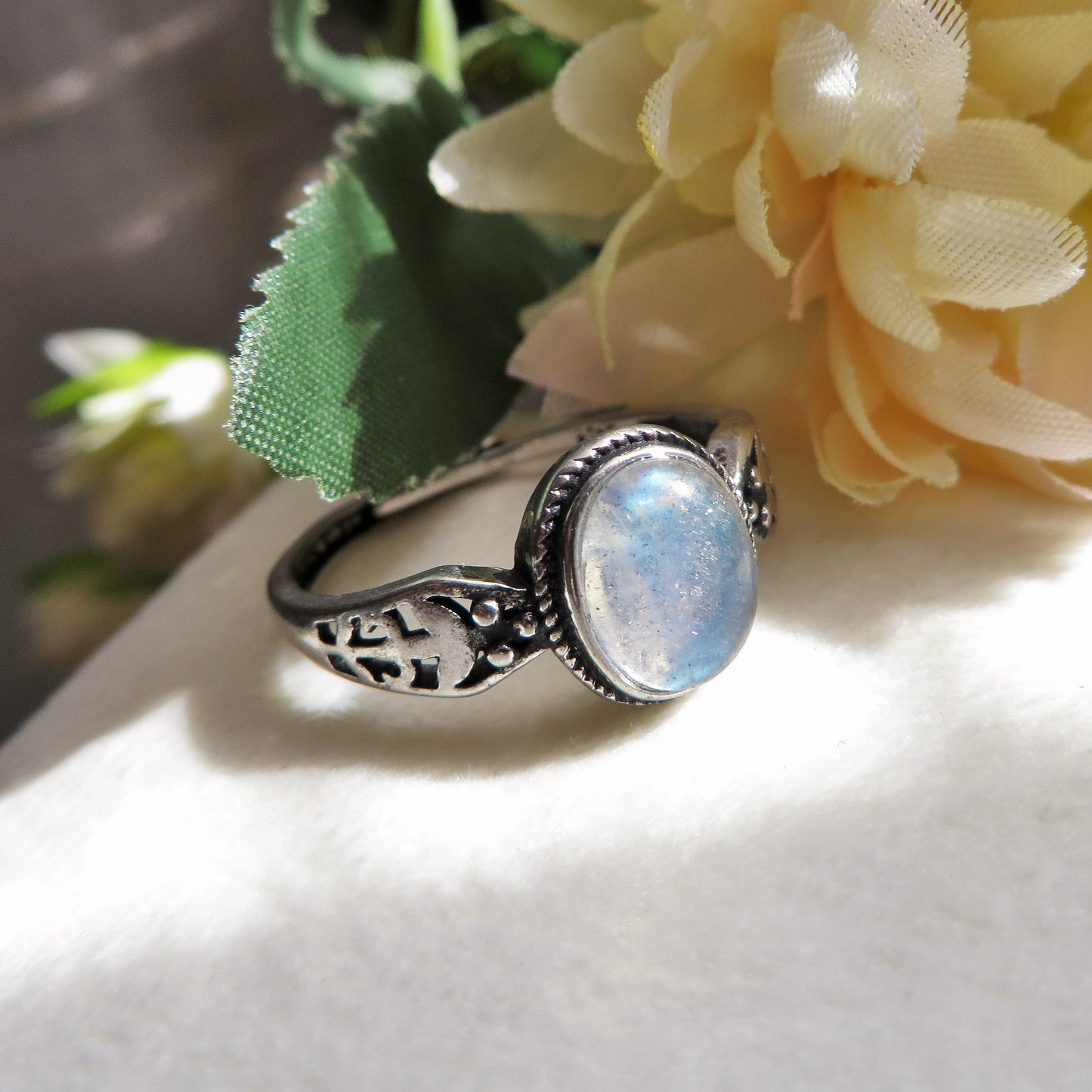 BOHEMIAN CHAAYA ~ Anello regolabile in Pietra di Luna grigia 10 MM - grey Moonstone naturale
