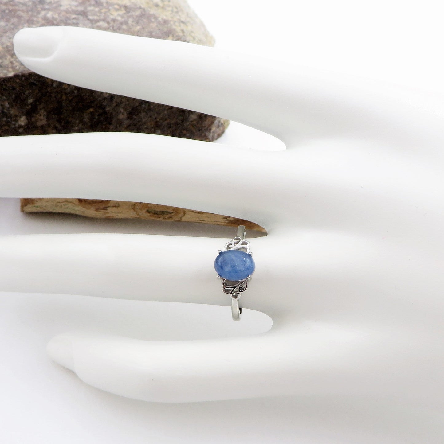 NILAMANI ~ Anello regolabile in CIANITE blu naturale