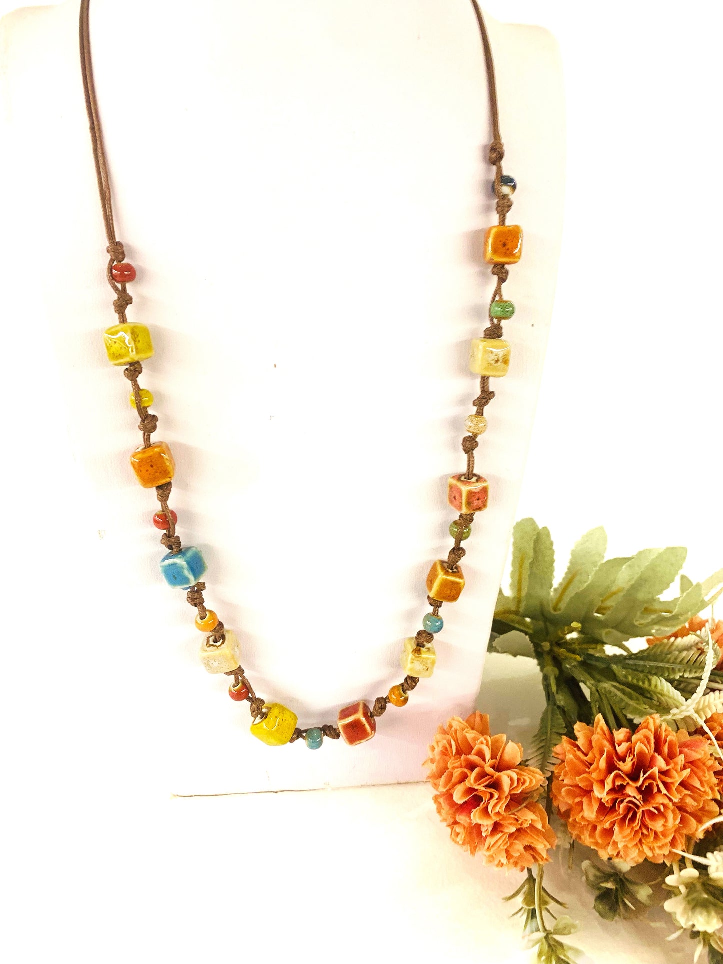 SEKI ~ Collana in cuoietto con perle di ceramica colori naturali