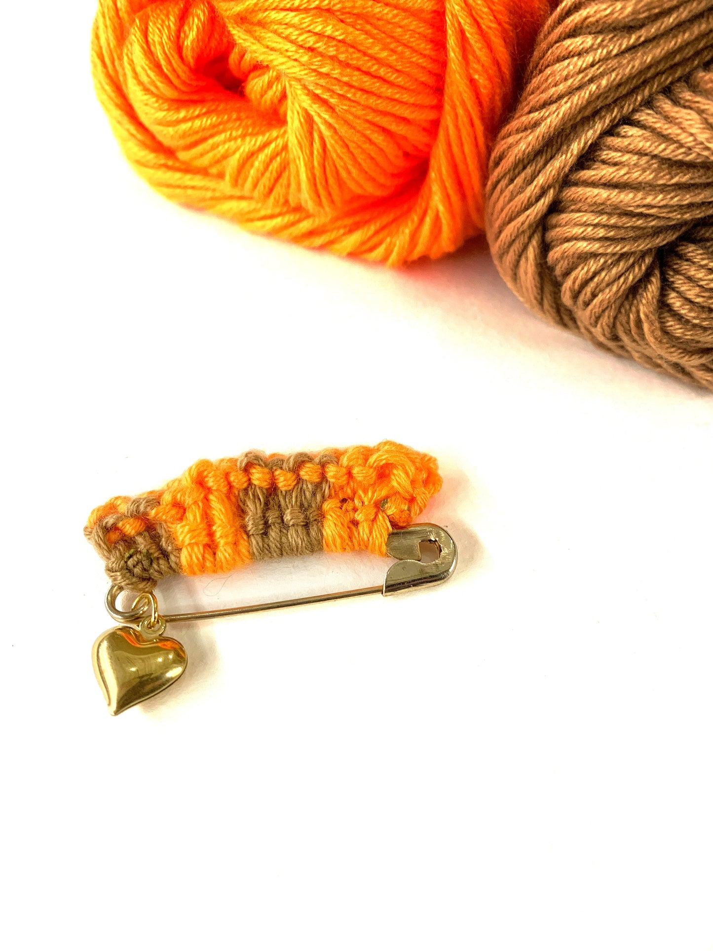 TRICOT PIN gold - spilla in metallo con dettaglio tricot e ciondolo cuoricino ~ Pezzi unici