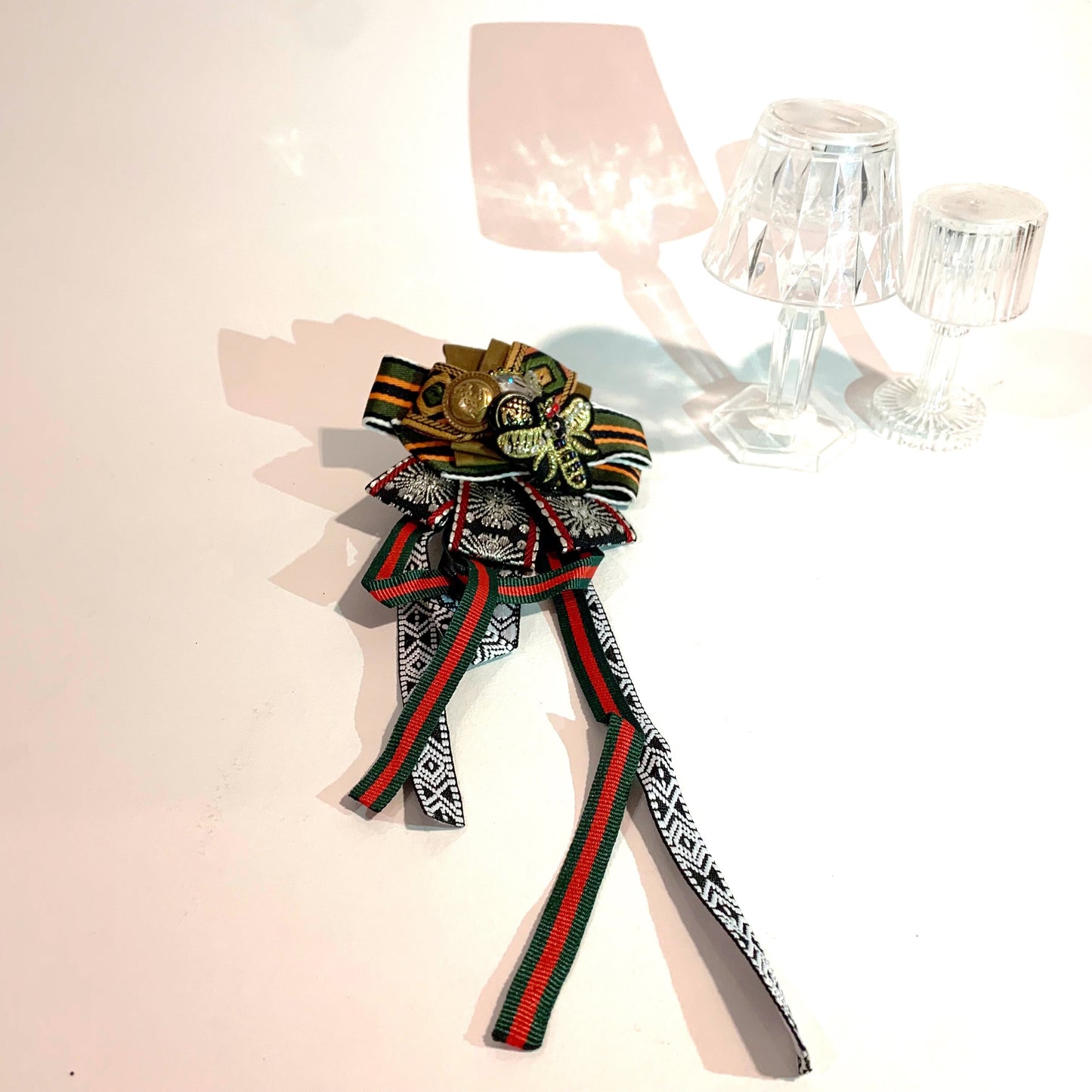 VINTAGE BROOCH ~ long tail - spille in tessuto vintage con passamaneria, bottoni, gioielli.  Fatte a mano. Pezzi unici