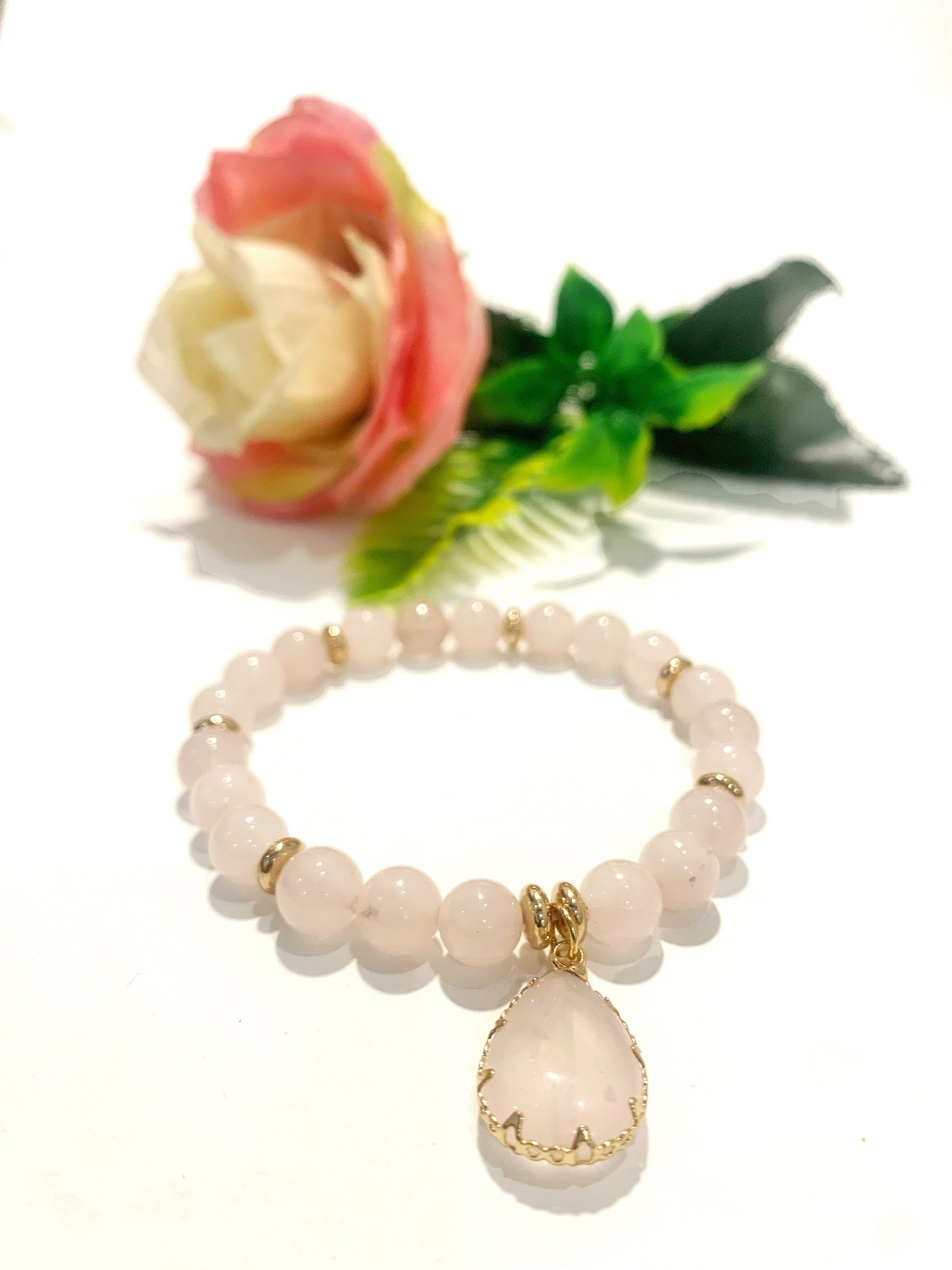 DOLMA Pendent ~ Bracciale elasticizzato in pietra naturale con ciondolo a goccia