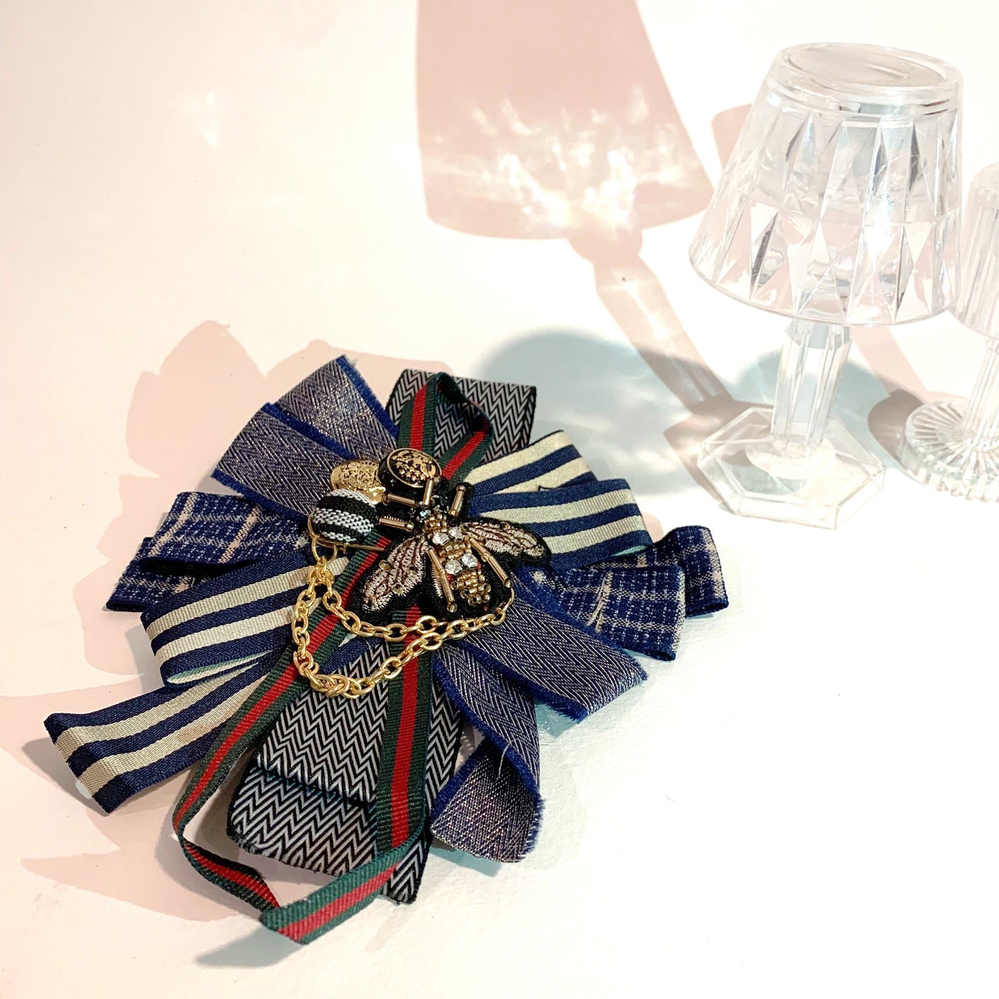 VINTAGE BROOCH - spilla in tessuto vintage con passamaneria, bottoni, gioielli.  Fatte a mano. Pezzi unici