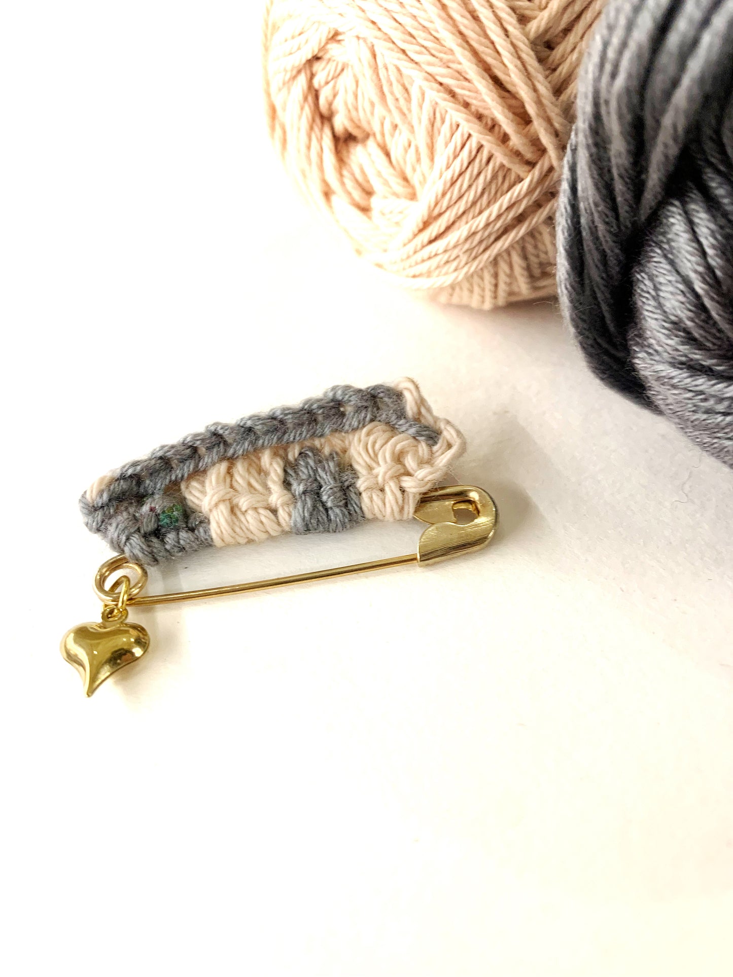 TRICOT PIN gold - spilla in metallo con dettaglio tricot e ciondolo cuoricino ~ Pezzi unici