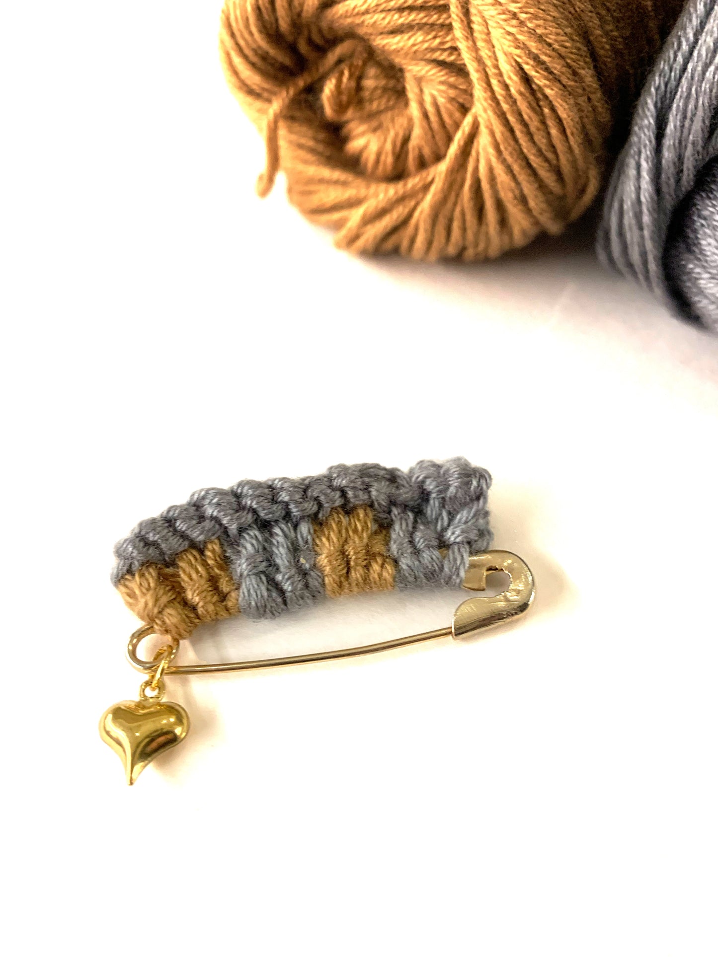 TRICOT PIN gold - spilla in metallo con dettaglio tricot e ciondolo cuoricino ~ Pezzi unici