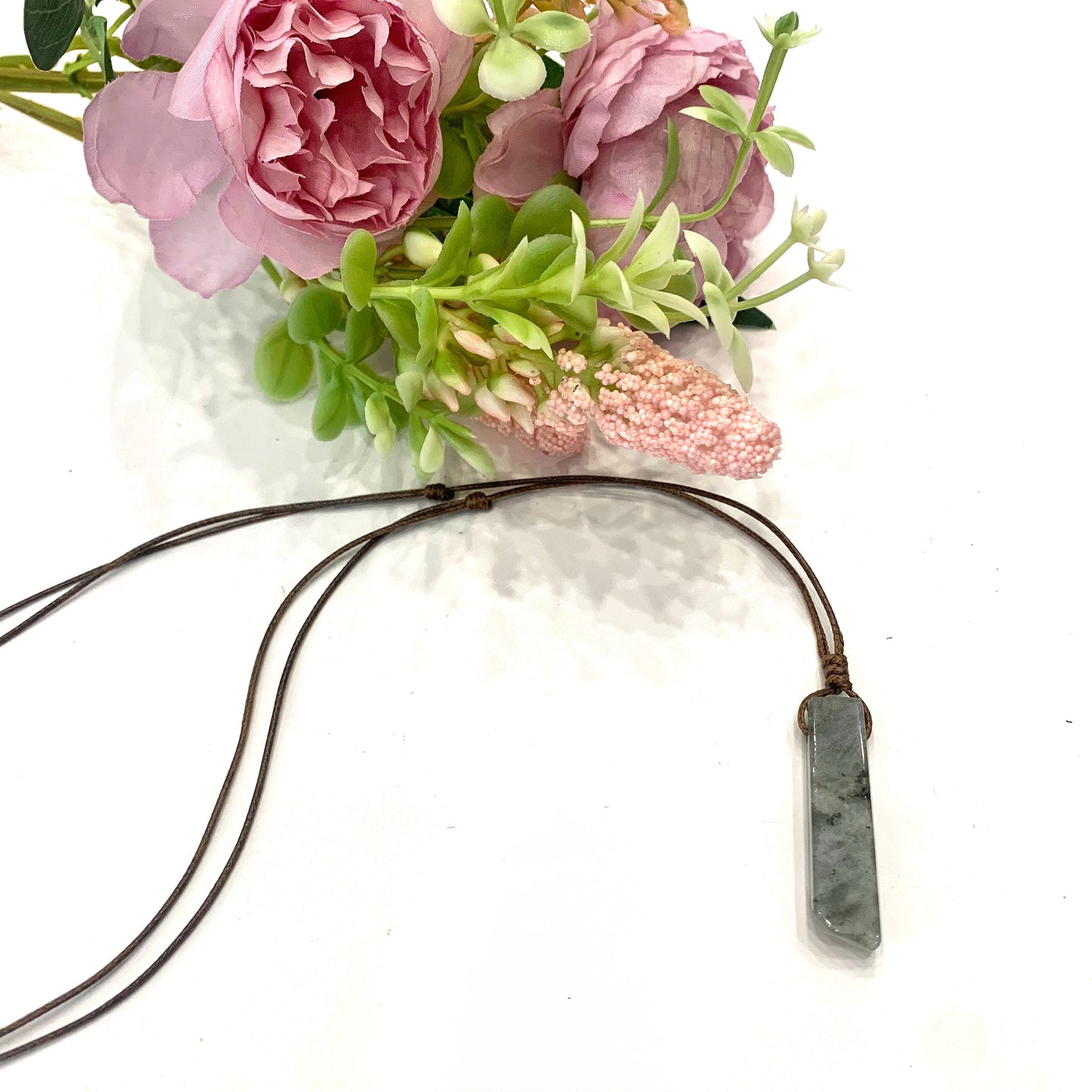 RYOHO~ Collana in cuoietto con ciondoli di pietre naturali