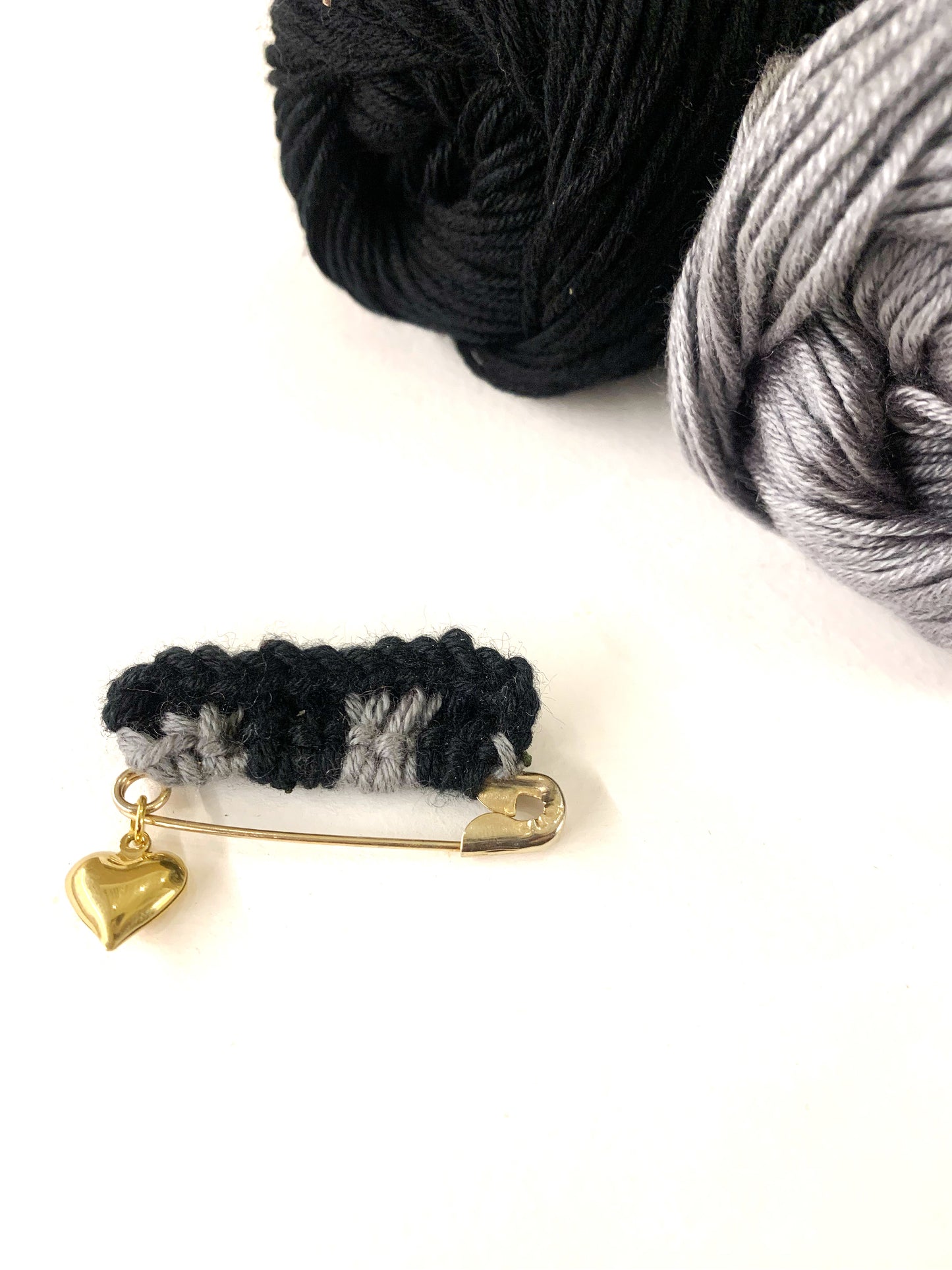 TRICOT PIN gold - spilla in metallo con dettaglio tricot e ciondolo cuoricino ~ Pezzi unici