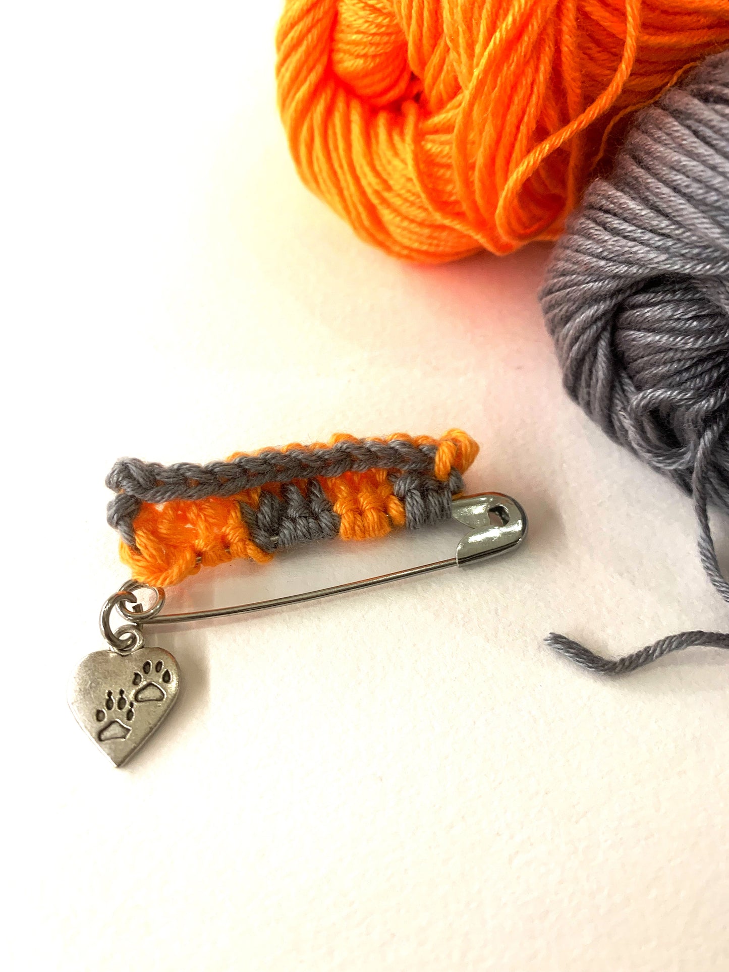 TRICOT PIN - spilla in metallo con dettaglio tricot e ciondolo cuoricino ~ Pezzi unici