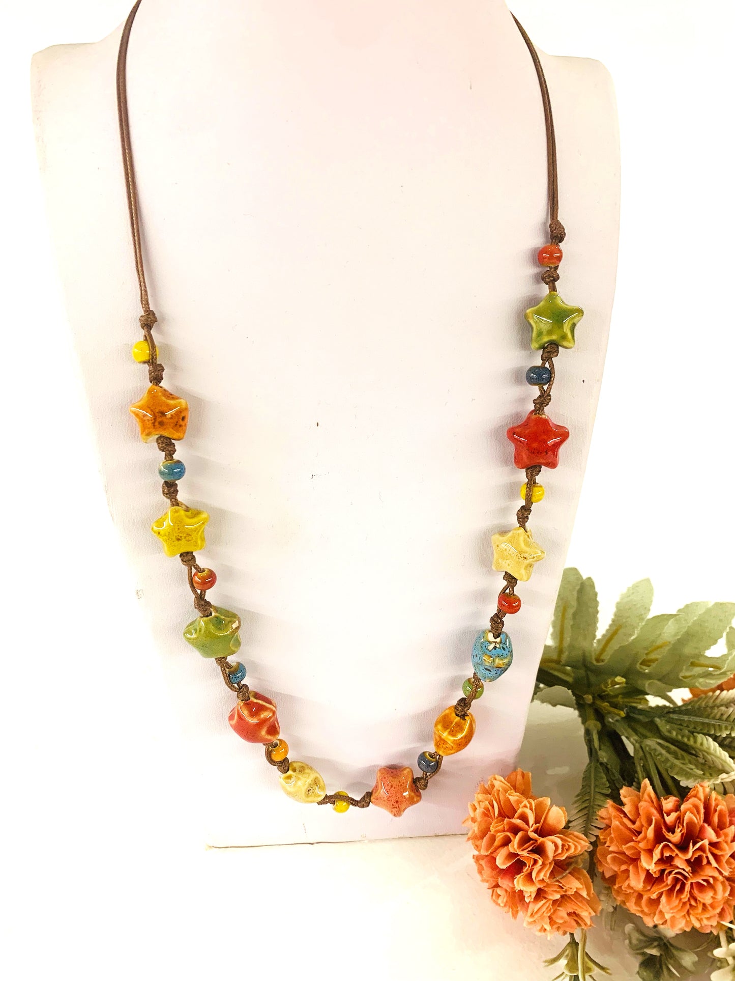 SEKI ~ Collana in cuoietto con perle di ceramica colori naturali