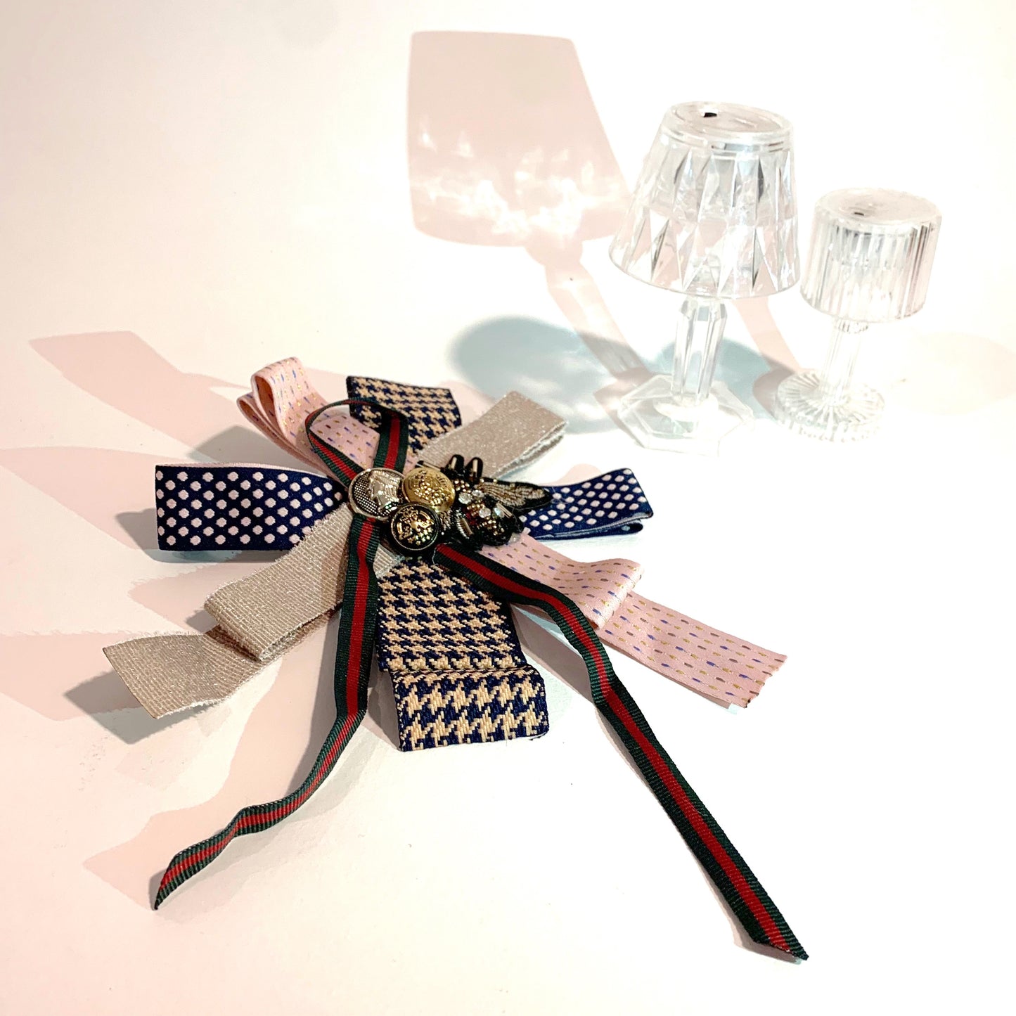 VINTAGE BROOCH ~ long tail - spille in tessuto vintage con passamaneria, bottoni, gioielli.  Fatte a mano. Pezzi unici