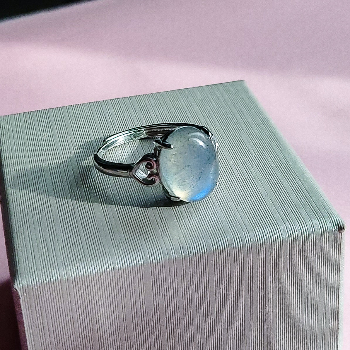 CHAAYA ~ Anello regolabile in Pietra di Luna grigia - grey Moonstone naturale