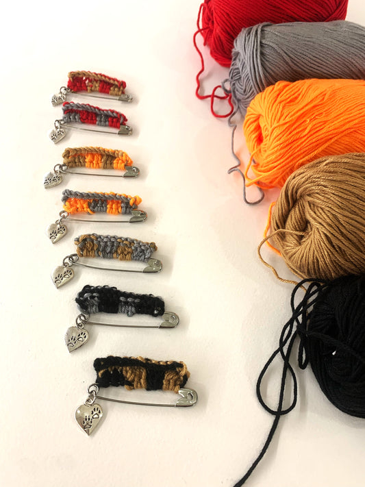 TRICOT PIN - spilla in metallo con dettaglio tricot e ciondolo cuoricino ~ Pezzi unici