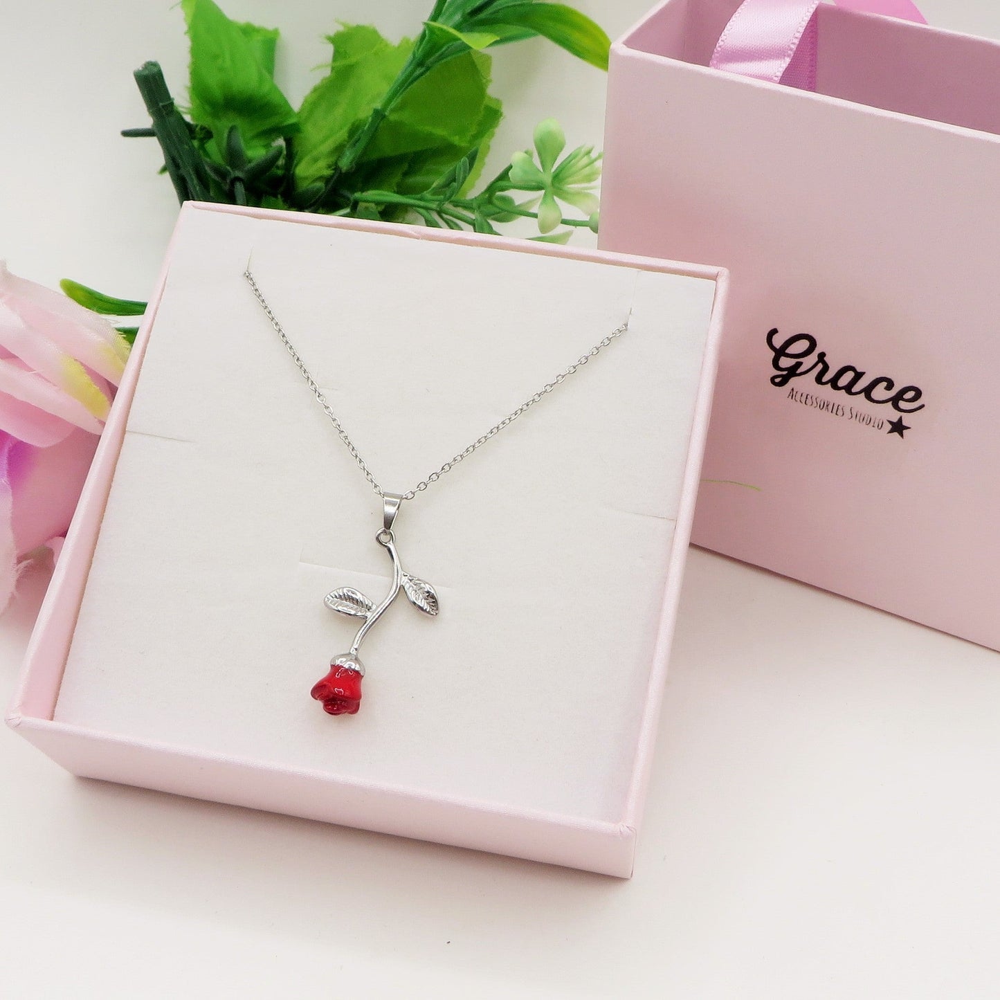 NEW LIFE ROSE ~ Collana in acciaio 316L e ciondolo in ottone placcato oro, argento o oro rosa.