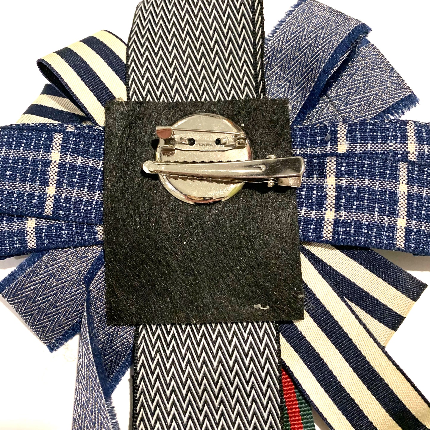 VINTAGE BROOCH - spilla in tessuto vintage con passamaneria, bottoni, gioielli.  Fatte a mano. Pezzi unici