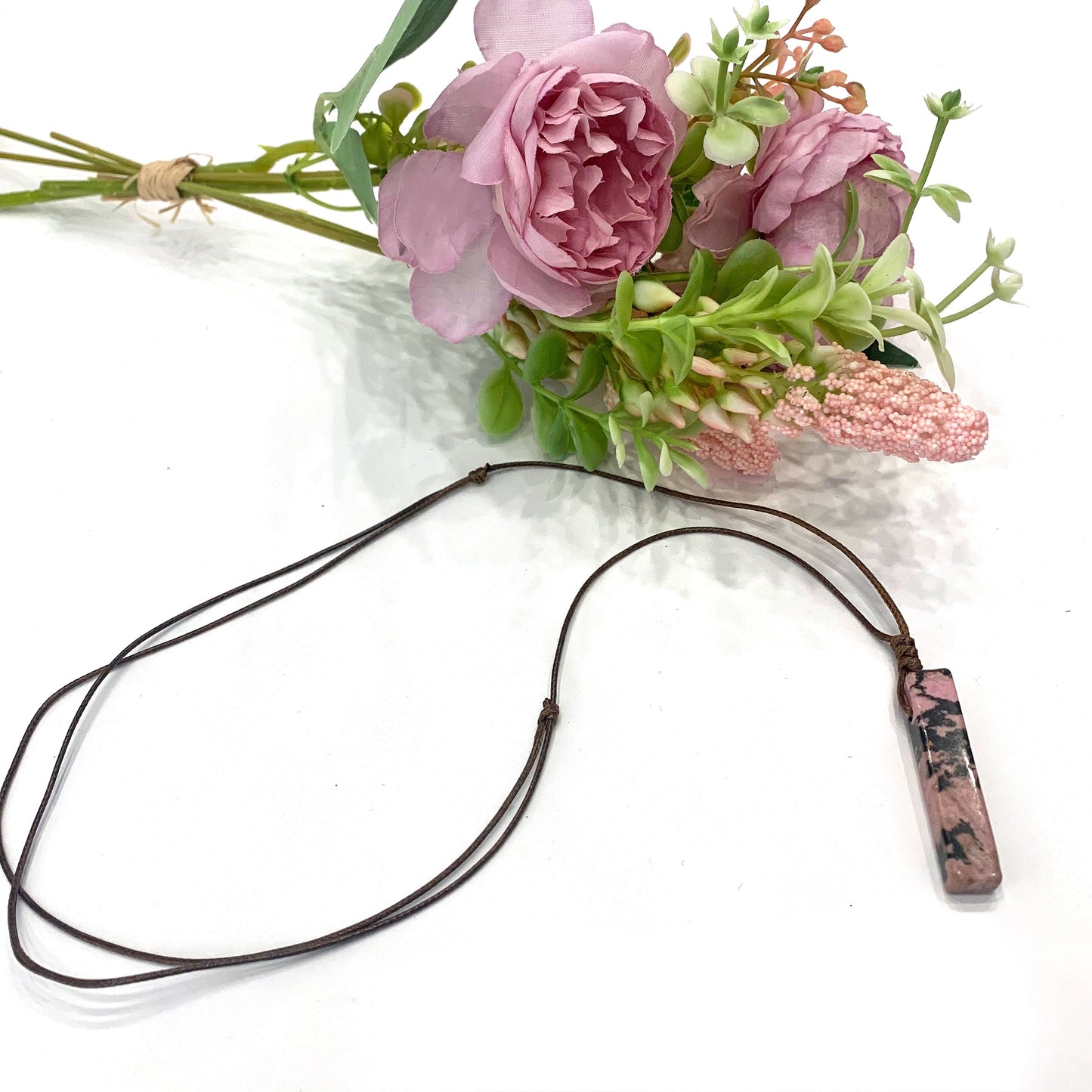 RYOHO~ Collana in cuoietto con ciondoli di pietre naturali