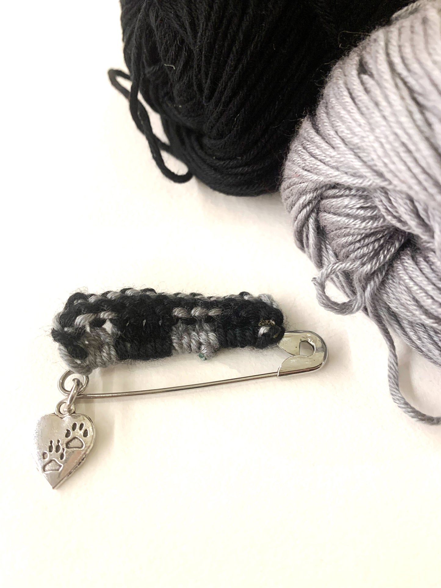 TRICOT PIN - spilla in metallo con dettaglio tricot e ciondolo cuoricino ~ Pezzi unici