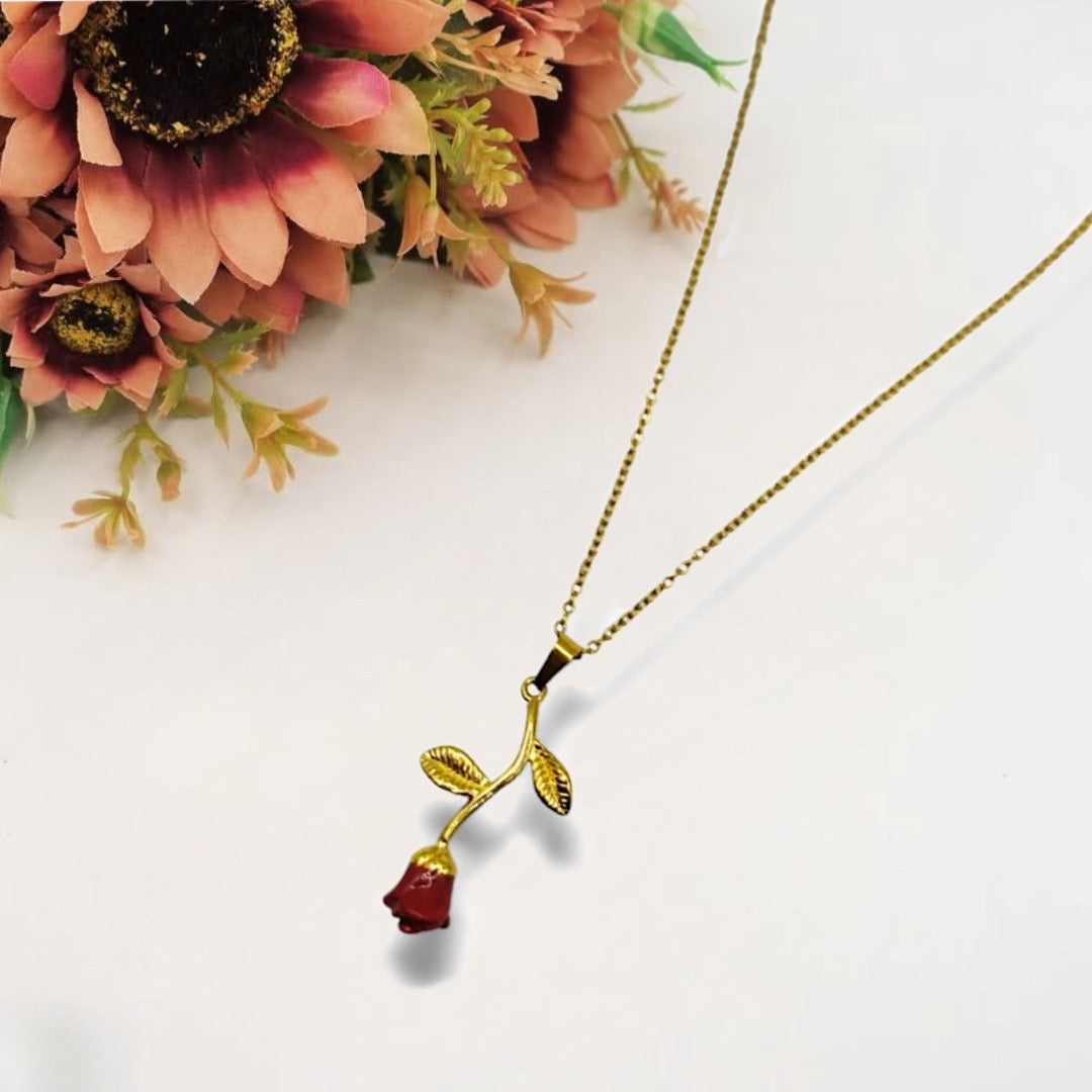 NEW LIFE ROSE ~ Collana in acciaio 316L e ciondolo in ottone placcato oro, argento o oro rosa.