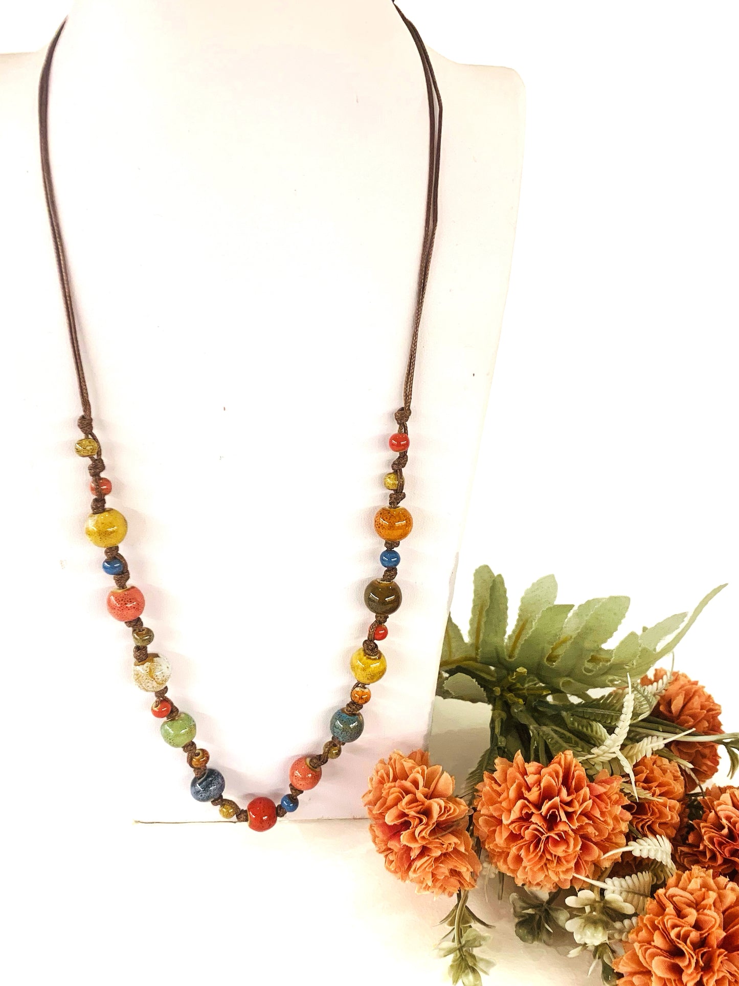 SEKI ~ Collana in cuoietto con perle di ceramica colori naturali