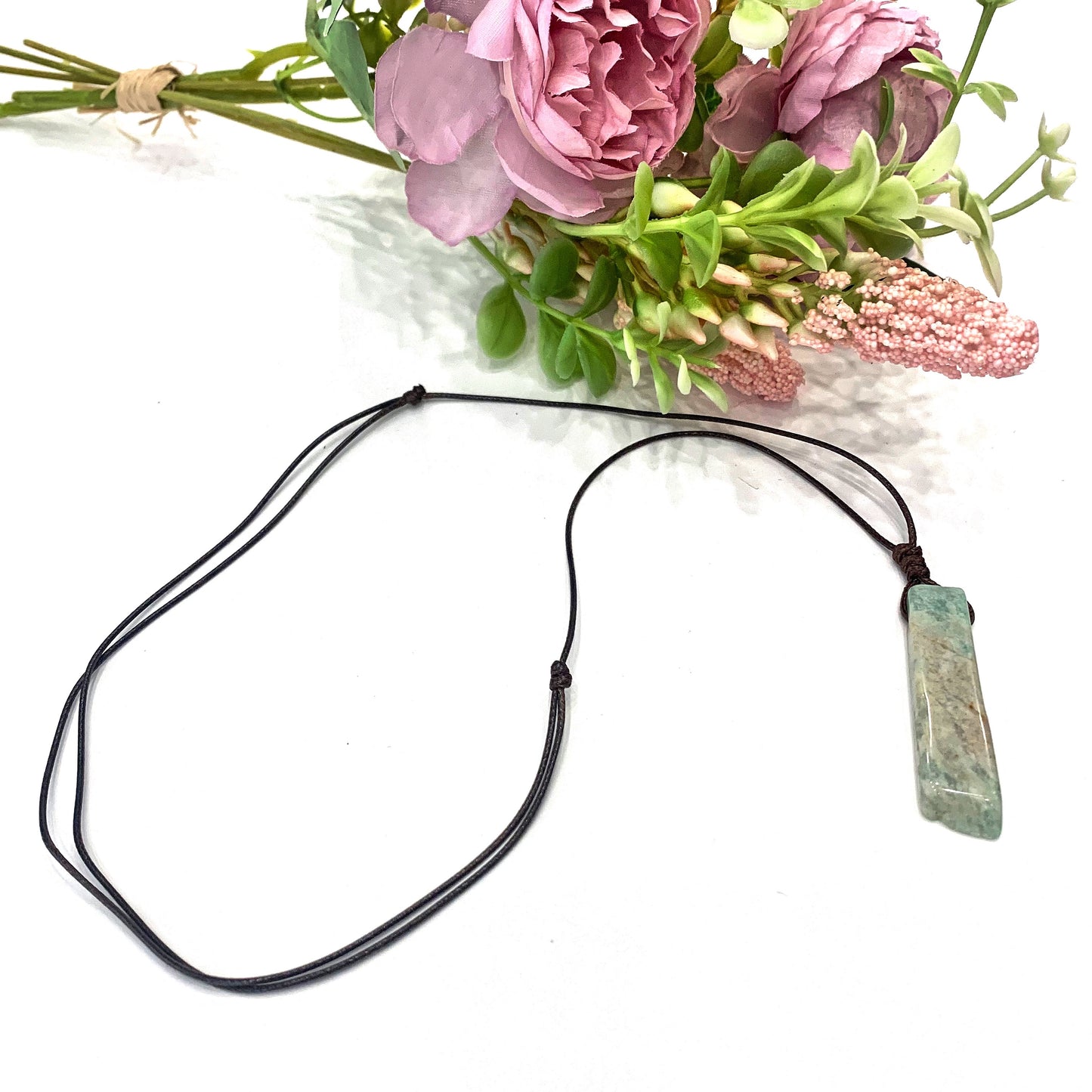 RYOHO~ Collana in cuoietto con ciondoli di pietre naturali