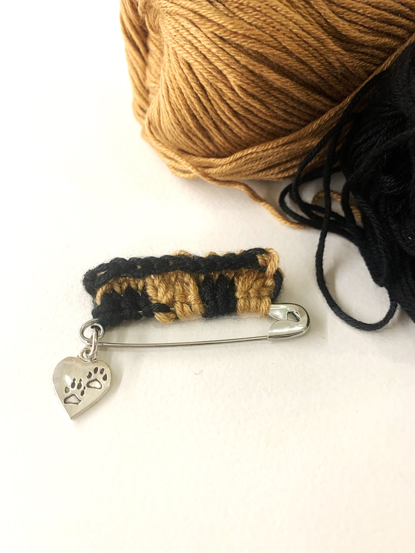 TRICOT PIN - spilla in metallo con dettaglio tricot e ciondolo cuoricino ~ Pezzi unici