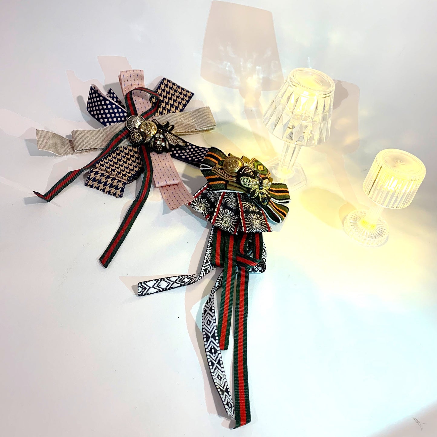 VINTAGE BROOCH ~ long tail - spille in tessuto vintage con passamaneria, bottoni, gioielli.  Fatte a mano. Pezzi unici