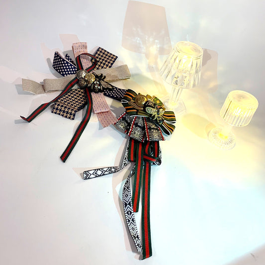 VINTAGE BROOCH ~ long tail - spille in tessuto vintage con passamaneria, bottoni, gioielli.  Fatte a mano. Pezzi unici