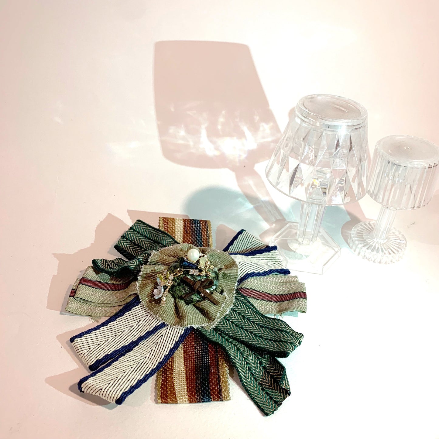 VINTAGE BROOCH - spilla in tessuto vintage con passamaneria, bottoni, gioielli.  Fatte a mano. Pezzi unici