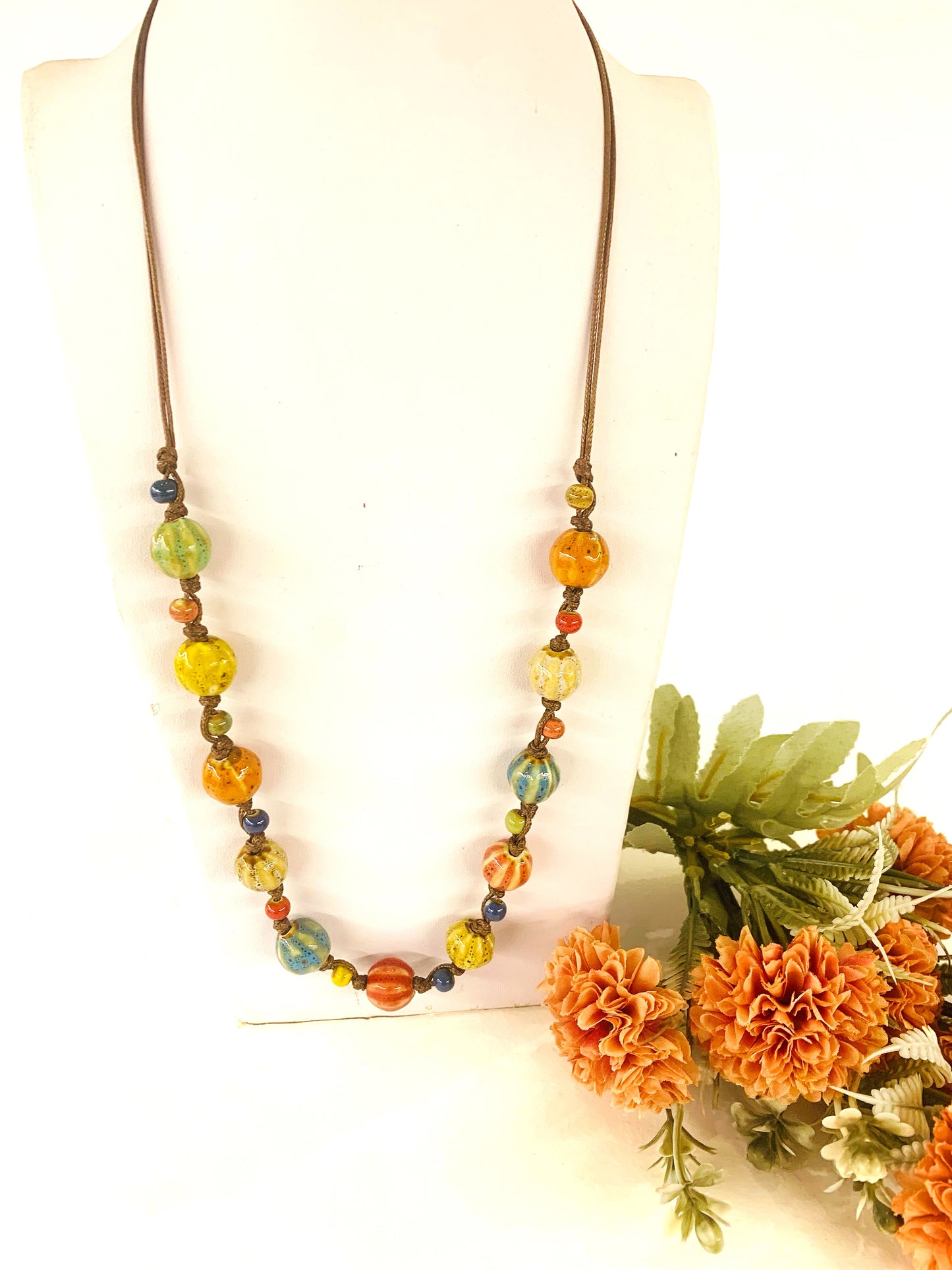 SEKI ~ Collana in cuoietto con perle di ceramica colori naturali