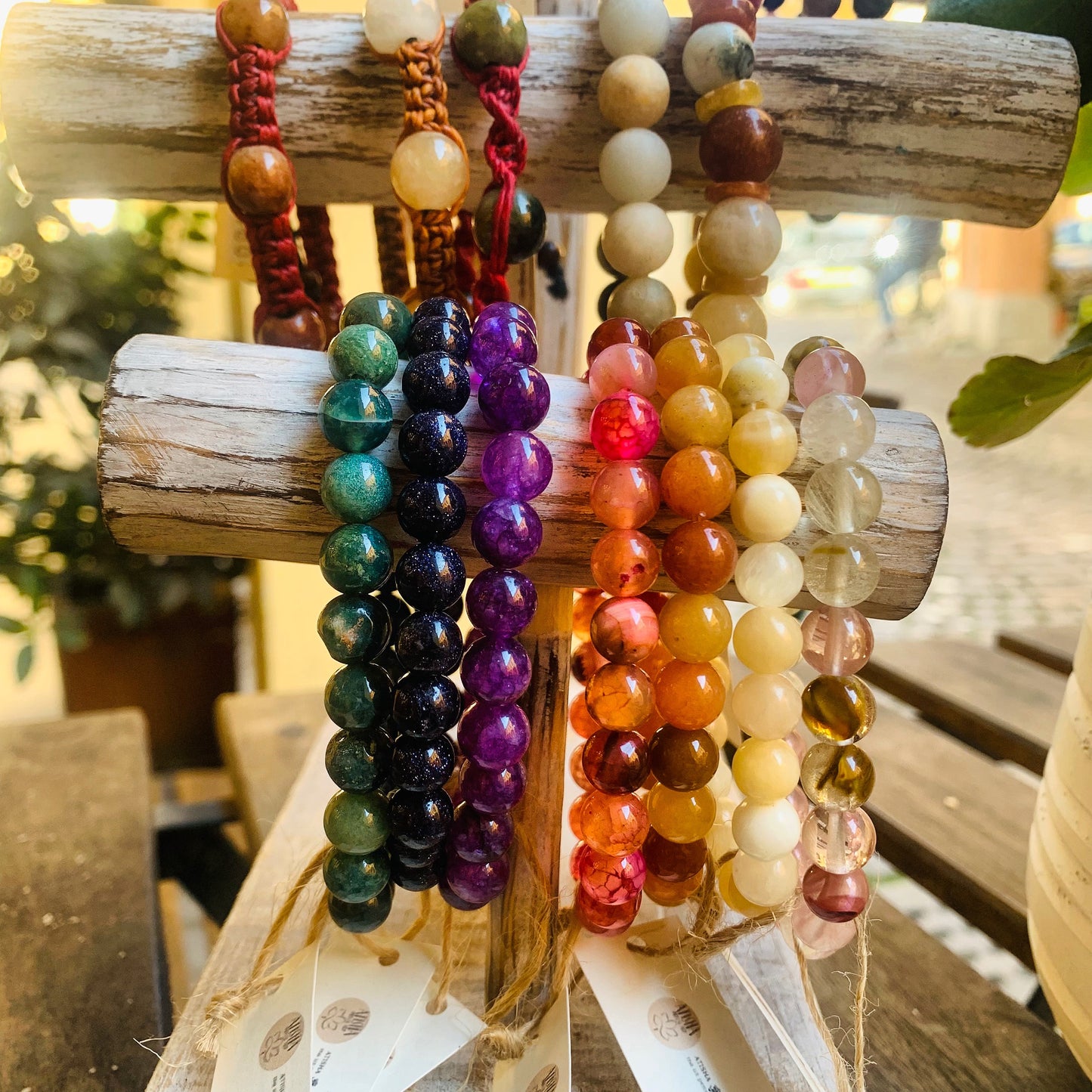 AMISHI ~ BRACCIALE ELASTICIZZATO IN PIETRA DURA NATURALE