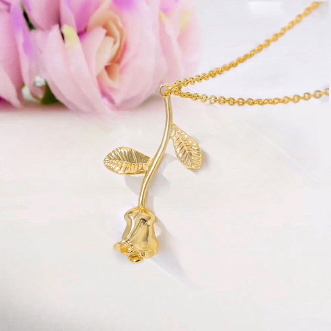 NEW LIFE ROSE ~ Collana in acciaio 316L e ciondolo in ottone placcato oro, argento o oro rosa.