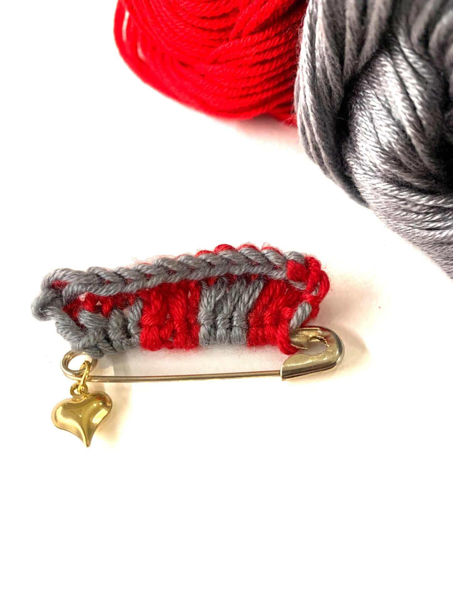 TRICOT PIN gold - spilla in metallo con dettaglio tricot e ciondolo cuoricino ~ Pezzi unici