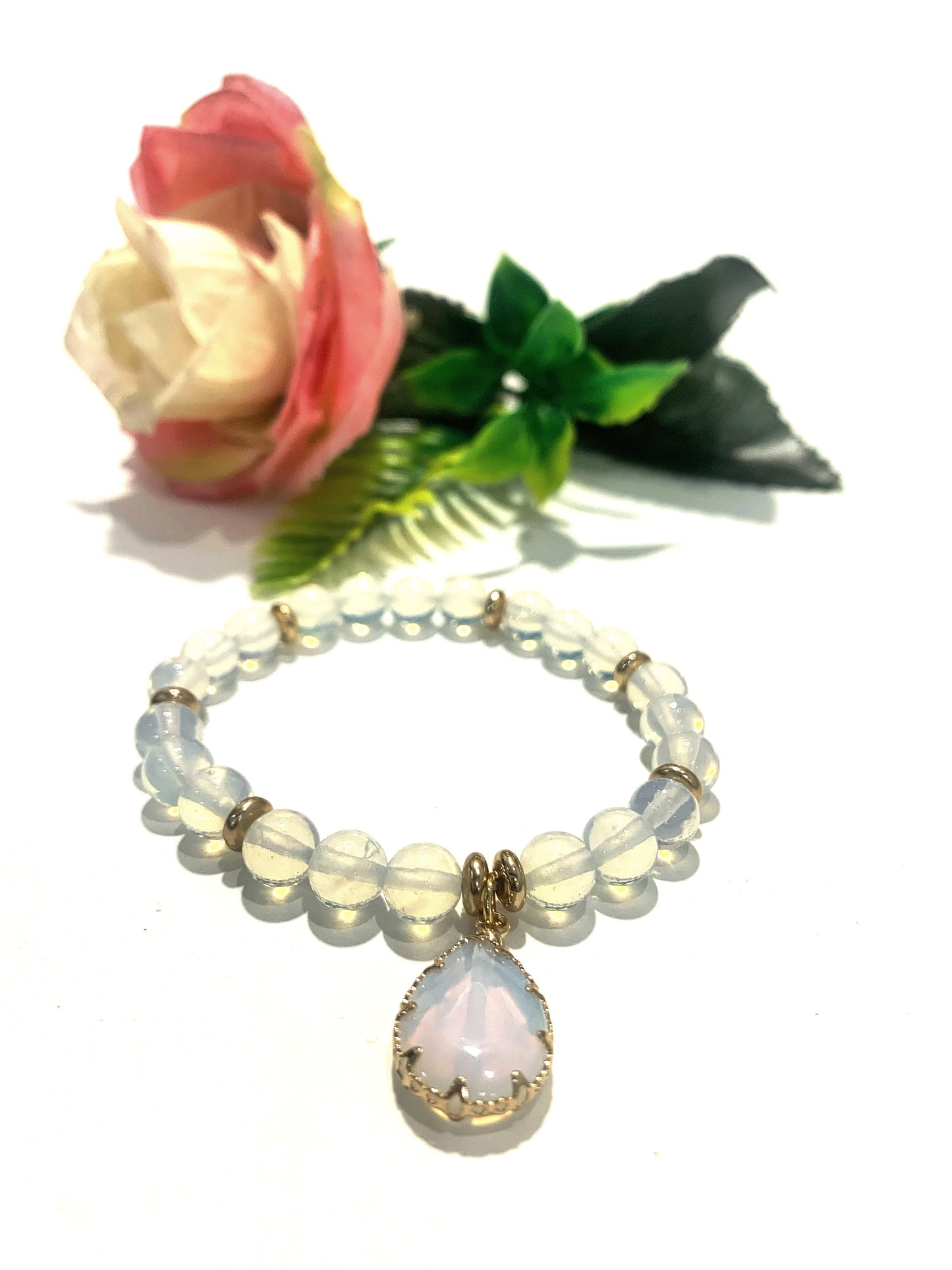 DOLMA Pendent ~ Bracciale elasticizzato in pietra naturale con ciondolo a goccia