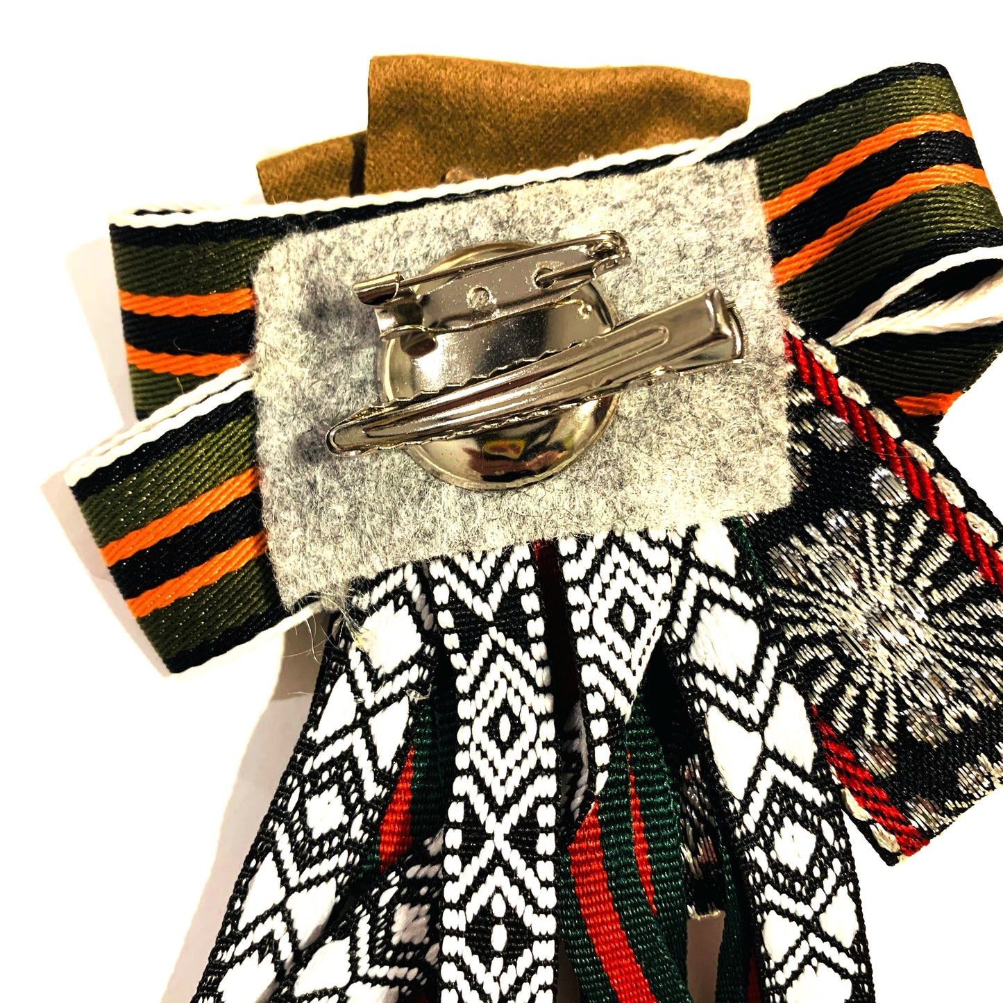 VINTAGE BROOCH ~ long tail - spille in tessuto vintage con passamaneria, bottoni, gioielli.  Fatte a mano. Pezzi unici